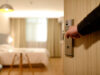 Drewniany akcent we współczesnym hotelu