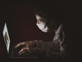 W jakiej odległości kominek od ściany?