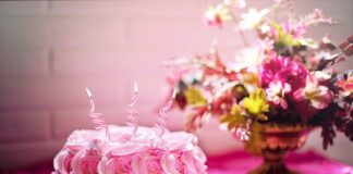 Czym zakryć boki tortu?