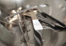 Jakie przyrządy pomiarowe stosuje się do wyznaczania parametrów elementów elektronicznych biernych?