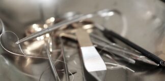 Jakie przyrządy pomiarowe stosuje się do wyznaczania parametrów elementów elektronicznych biernych?