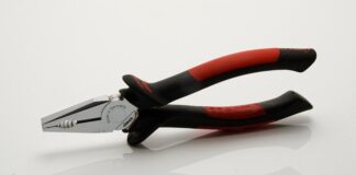 Czy kombinerki przewodzą prąd?