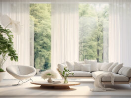 Białe wnętrze salonu pokoju z sofą firanami i kwiatami