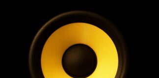 Czy głośnik JBL ma radio?