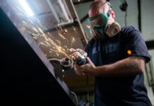 Jakie maszyny wspierają procesy produkcyjne? Dowiedz się!