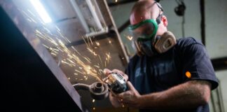 Jakie maszyny wspierają procesy produkcyjne? Dowiedz się!